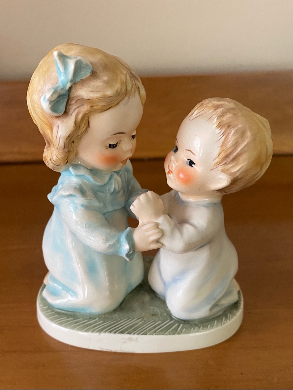 Hummel Goebel "The Way to Pray" Figurine boy & girl praying 4.5” Rare